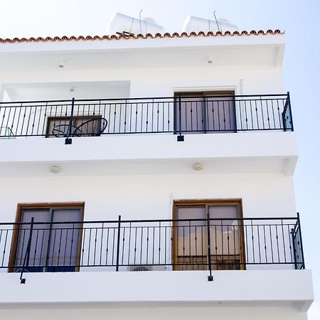 Spacious 2 Bedroom Appartment Near Mall -Internet 1Gbps 파포스 외부 사진