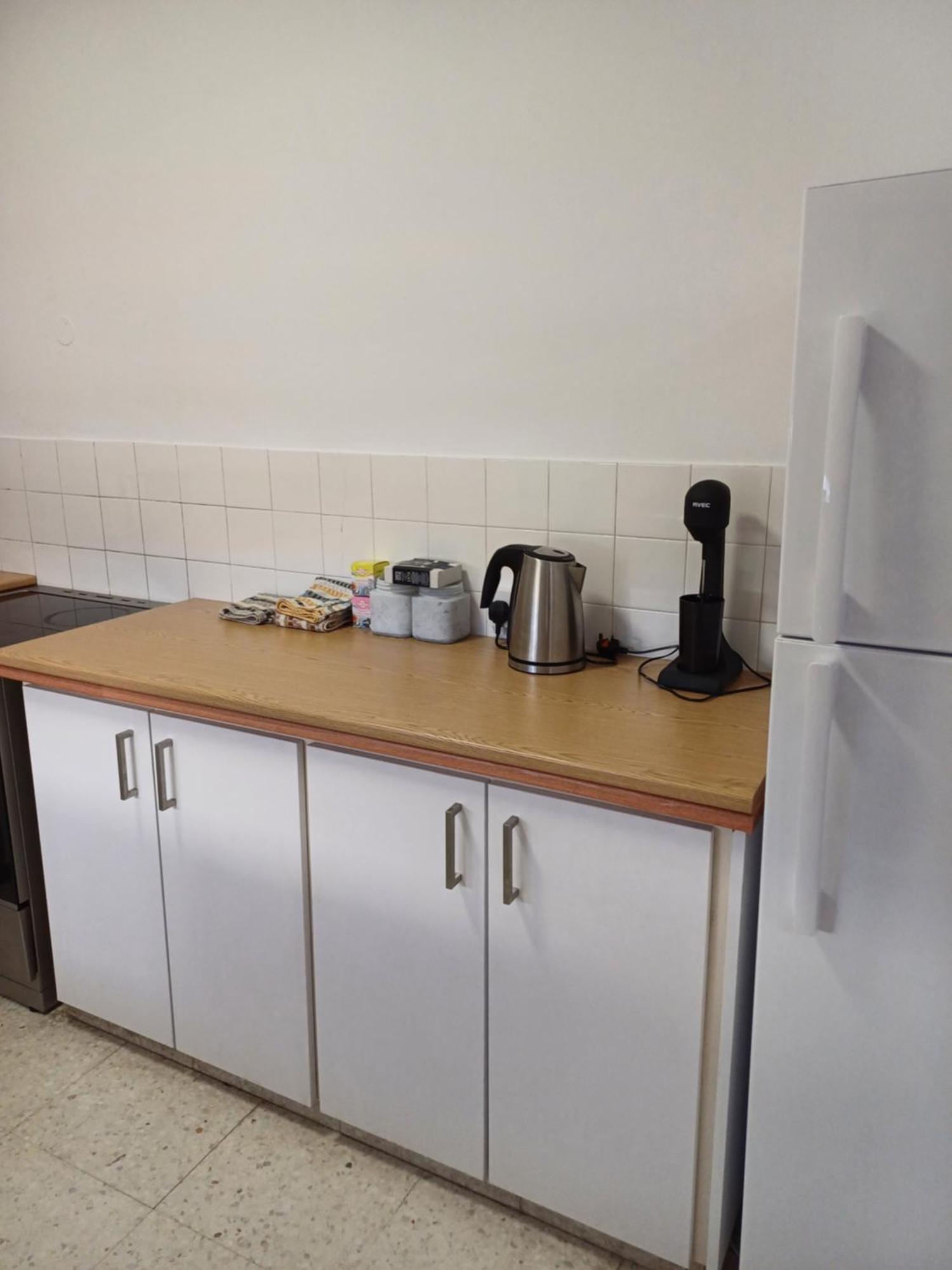 Spacious 2 Bedroom Appartment Near Mall -Internet 1Gbps 파포스 외부 사진