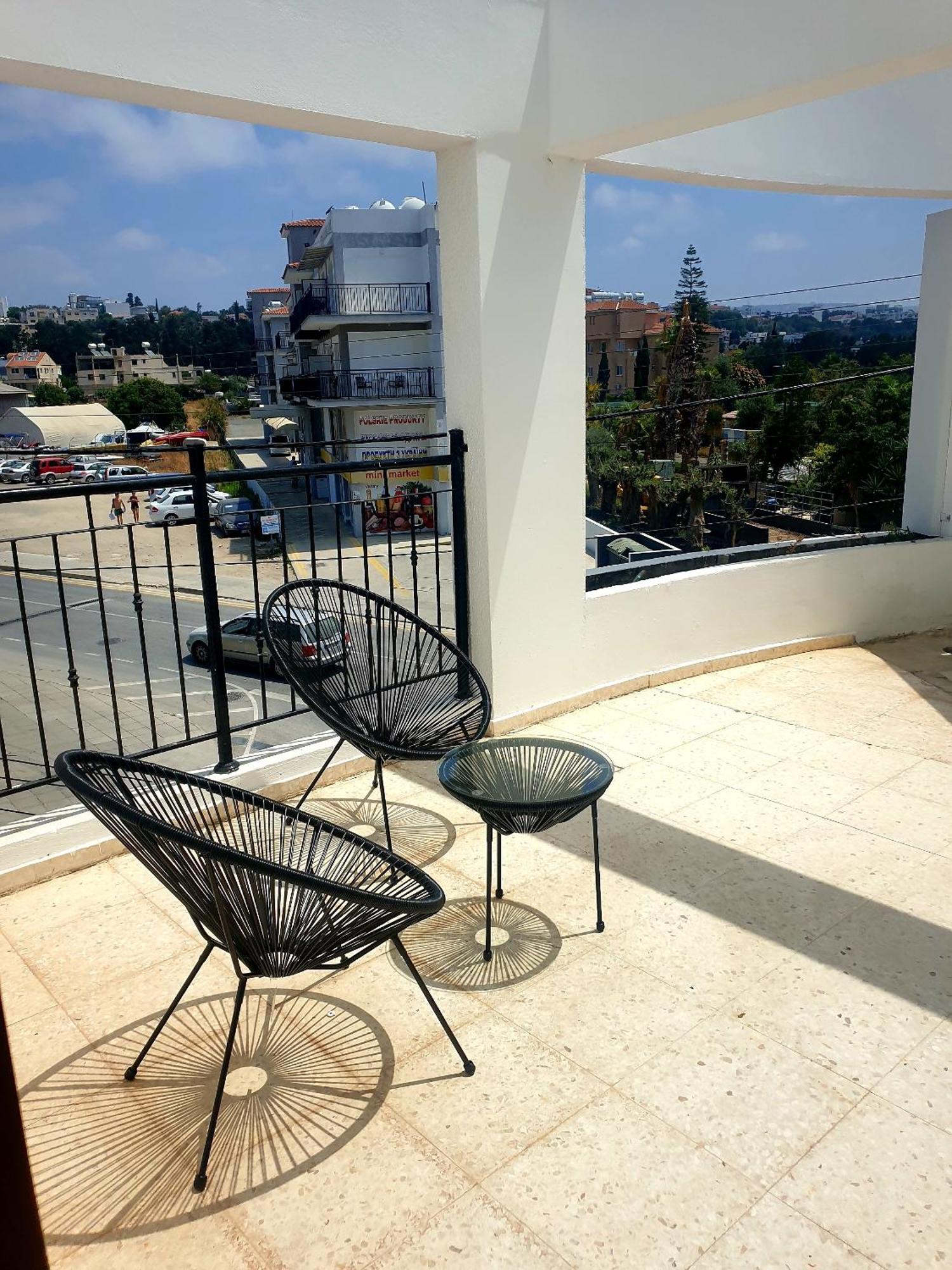 Spacious 2 Bedroom Appartment Near Mall -Internet 1Gbps 파포스 외부 사진